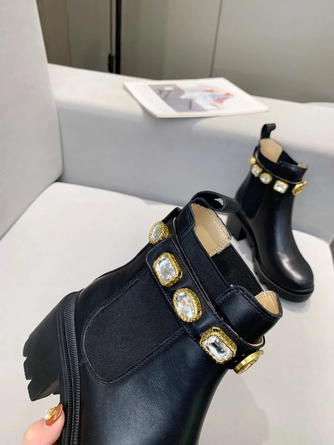 👟👟Ex-factory price 520👟👟 Cowhide new version of Gucci GUCCI hot sale✅ 6-inch ankle boots 🎉Separate edge bead layout and cowhide layout Very easy to match 👍Elastic trim on both sides makes it easy to put on and take off. It has removable brilliant crystal diamonds💎. The engraved trim wraps the crystal, which is particularly retro British style. The front is decorated with LOGO double G accessories. ✅ Heel height: 6cm Fabric: Imported cowhide 🐂 Inner lining/foot pads: upgraded cowhide 🐂 Color: black Code number: 34-40. 34 and 41 42 need to be customized Packaging: Comes with card and cloth bag.